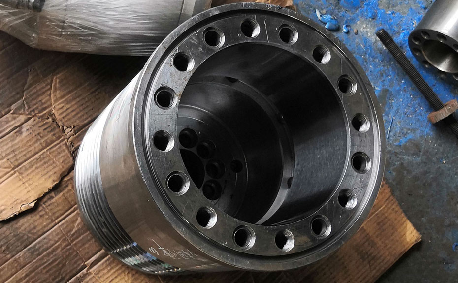 HR630雙級(jí)活塞推料離心機(jī)油缸