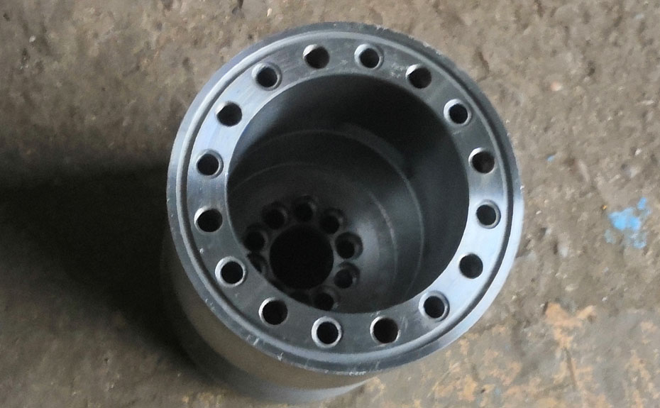 HR630雙級(jí)活塞推料離心機(jī)油缸